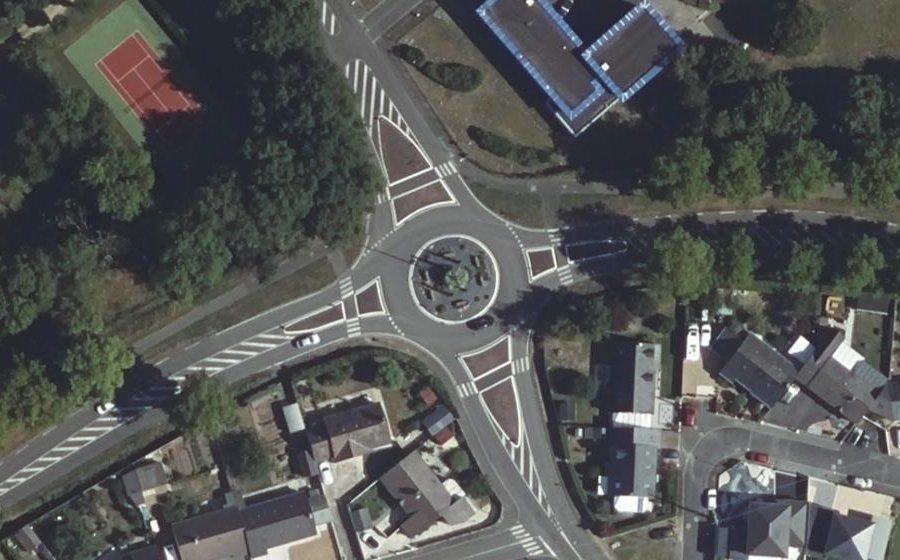 Vue aérienne du Rond-point anonyme n°187046389