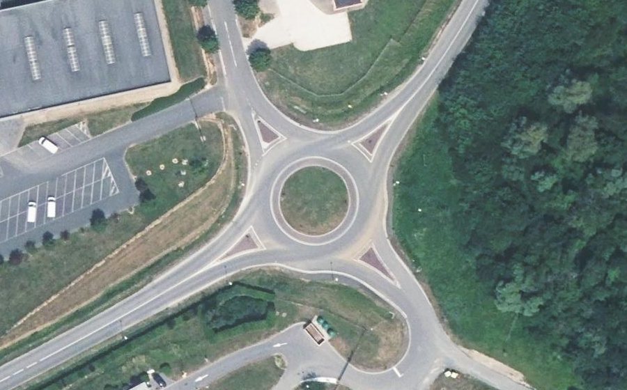 Vue aérienne du Rond-point anonyme n°187081699