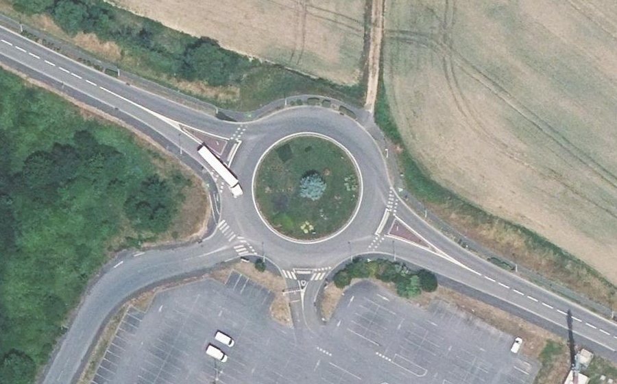 Vue aérienne du Rond-point anonyme n°187081700