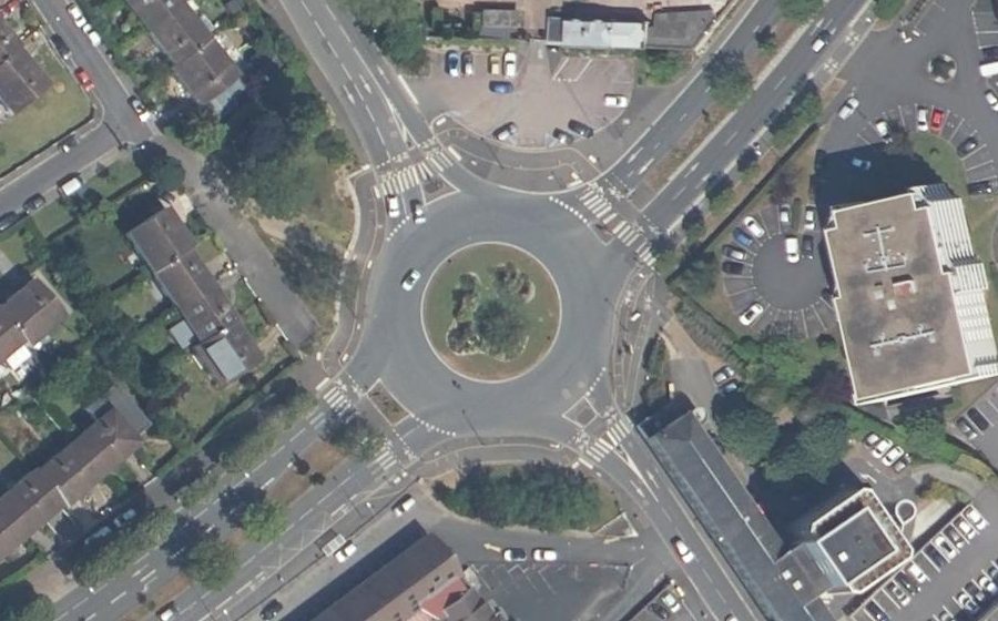 Vue aérienne du Rond-Point des victimes civiles caennaises de la Bataille de Normandie