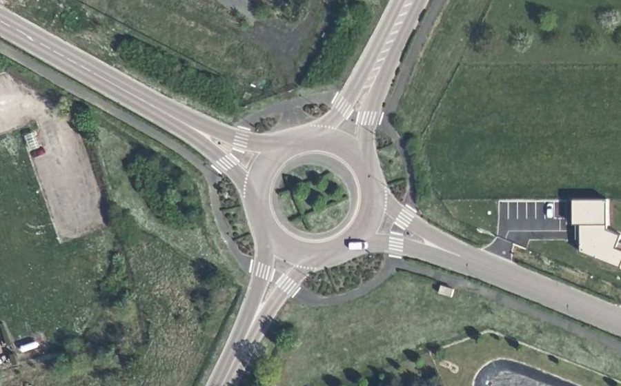 Vue aérienne du Rond-point anonyme n°187164756