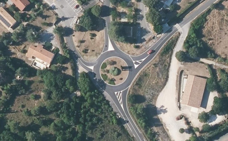 Vue aérienne du Rond-point anonyme n°187172397