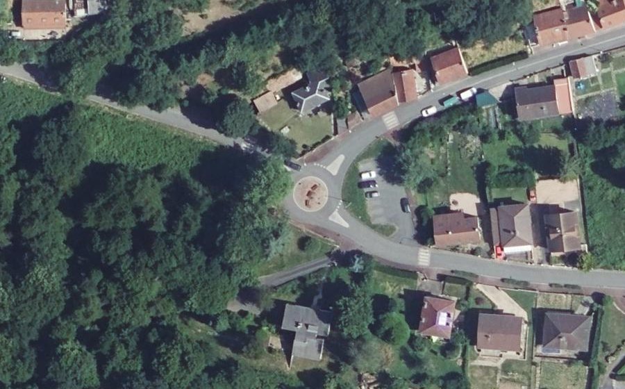 Vue aérienne du Rond-point anonyme n°187183841