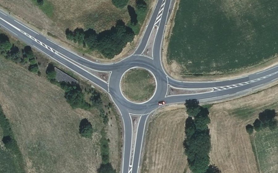 Vue aérienne du Rond-point anonyme n°187332160
