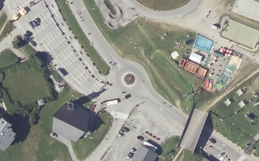 Vue aérienne du Rond-point anonyme n°187384316