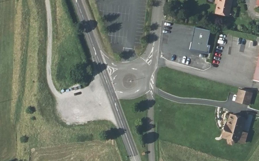 Vue aérienne du Rond-point anonyme n°187619172