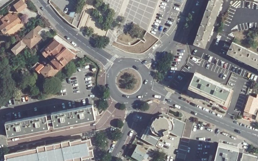 Vue aérienne du Rond-point anonyme n°187678194