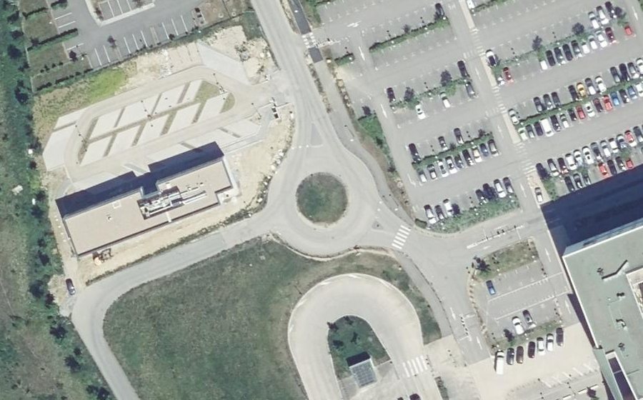 Vue aérienne du Rond-point anonyme n°187758421