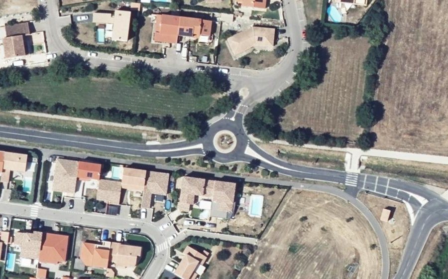Vue aérienne du Rond-point anonyme n°187768948