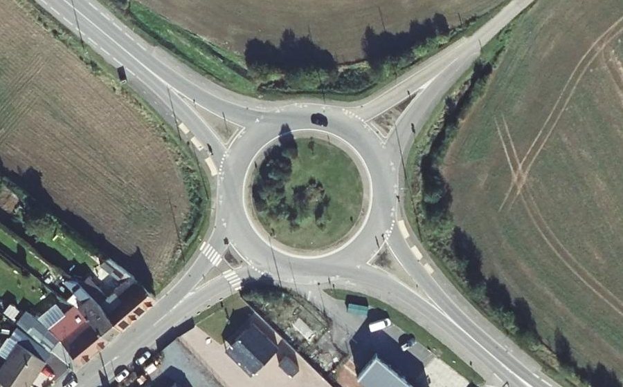 Vue aérienne du Rond-point anonyme n°187780847