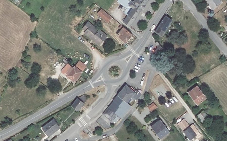 Vue aérienne du Rond-point anonyme n°187782525