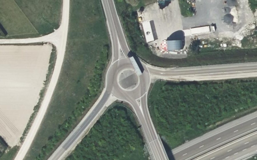 Vue aérienne du Rond-point anonyme n°187790866