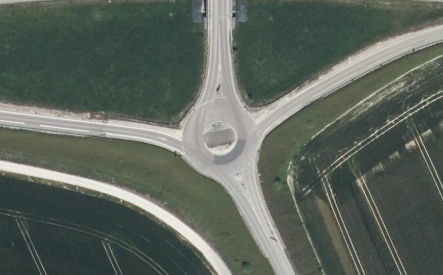 Vue aérienne du Rond-point anonyme n°187790867