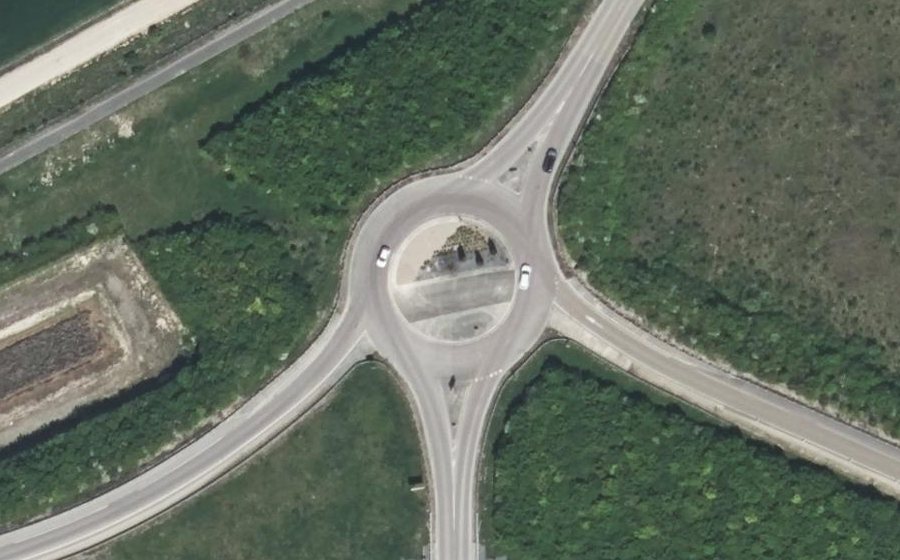 Vue aérienne du Rond-point anonyme n°187790924