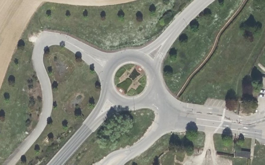 Vue aérienne du Rond-point anonyme n°187796790