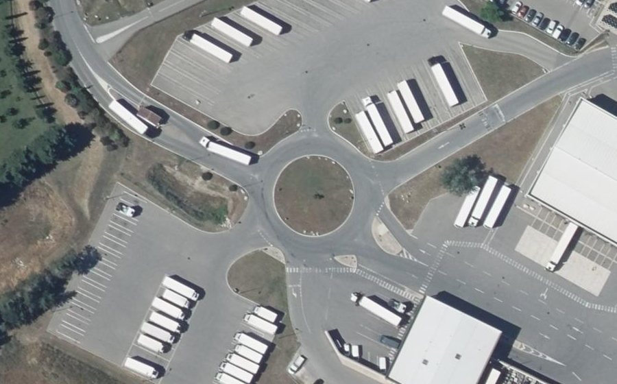 Vue aérienne du Rond-point anonyme n°187815233