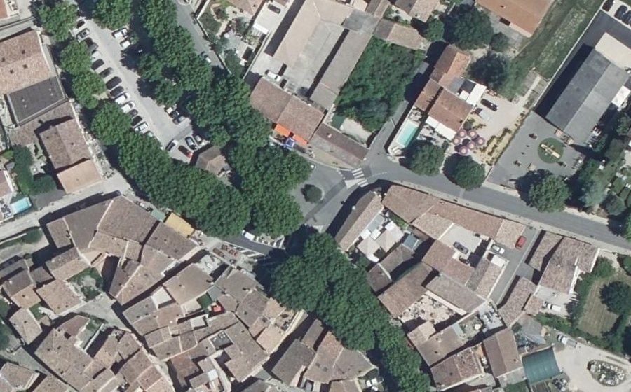Vue aérienne du Rond-point anonyme n°187818674