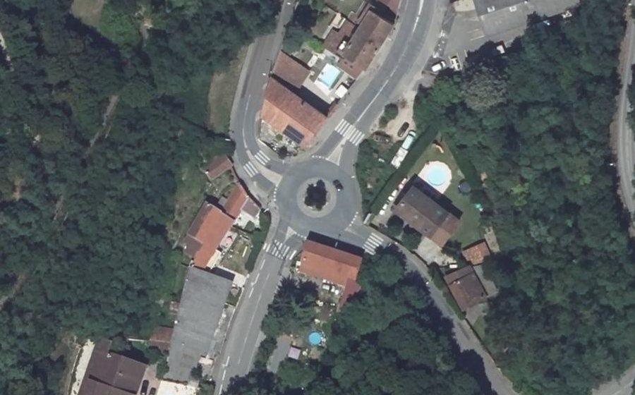 Vue aérienne du Rond-point anonyme n°187925962