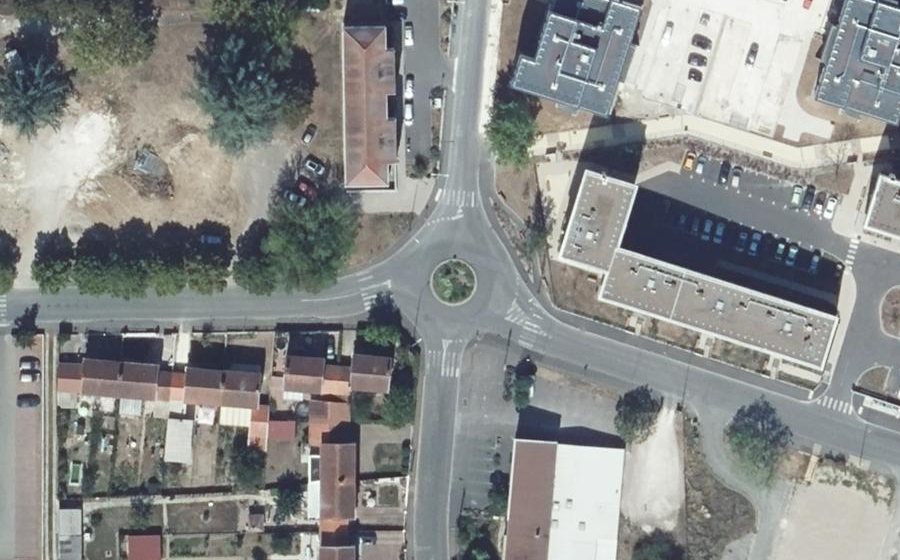 Vue aérienne du Rond-point anonyme n°187948030