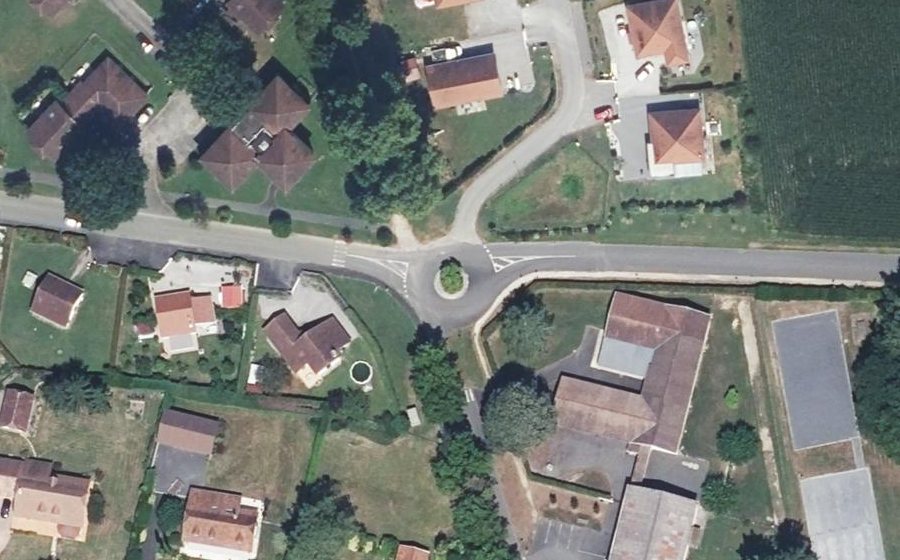 Vue aérienne du Rond-point anonyme n°187950338