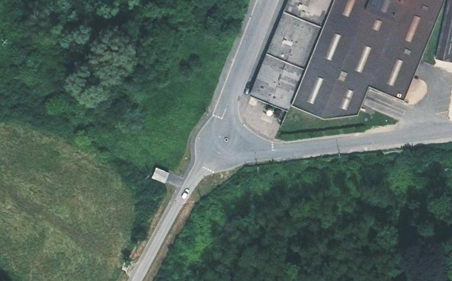 Vue aérienne du Rond-point anonyme n°187965565