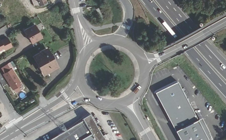 Vue aérienne du Rond-point anonyme n°18798564