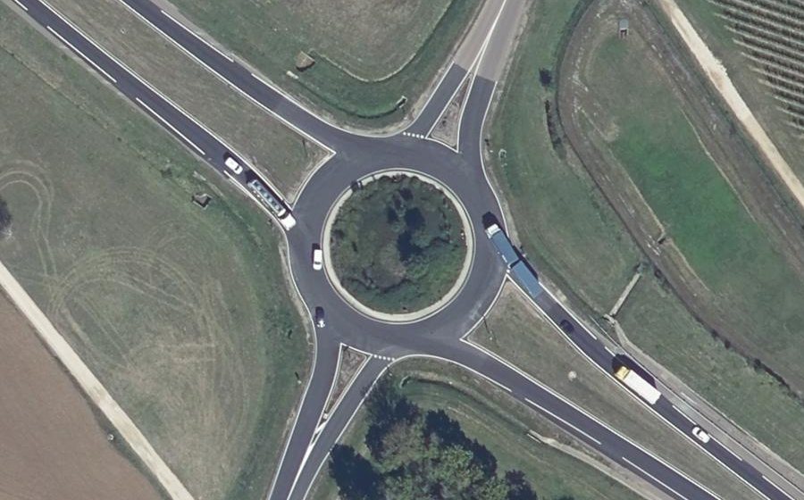 Vue aérienne du Rond-point anonyme n°18799744