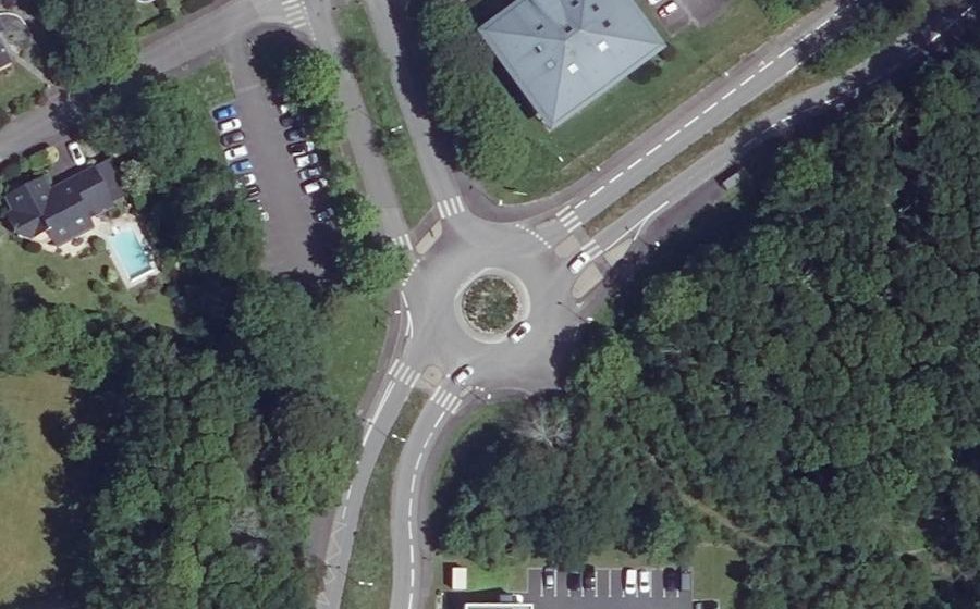 Vue aérienne du Rond-point anonyme n°187999560