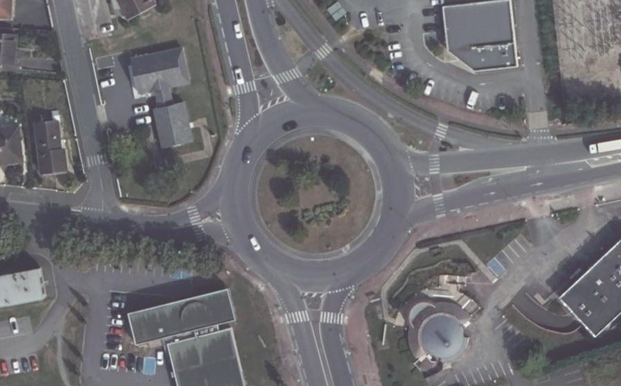 Vue aérienne du Rond-point anonyme n°18800825