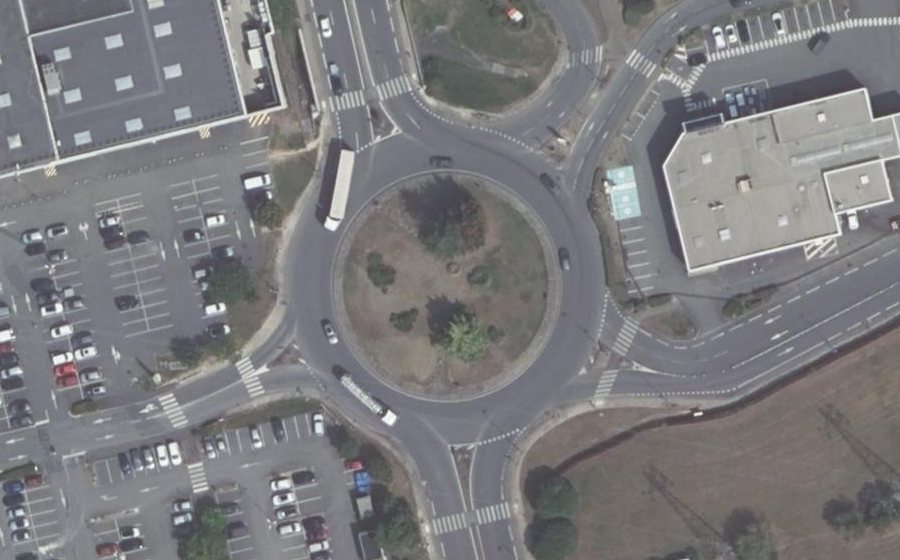 Vue aérienne du Rond-point anonyme n°18801077