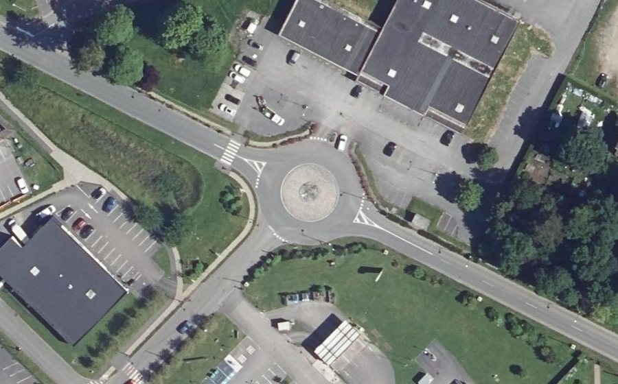 Vue aérienne du Rond-point anonyme n°188062569