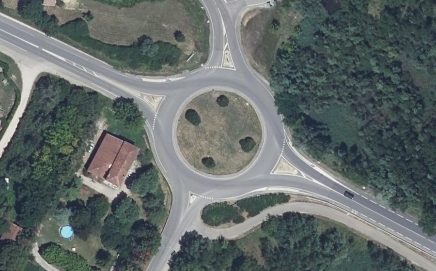 Vue aérienne du Rond-point anonyme n°188073082
