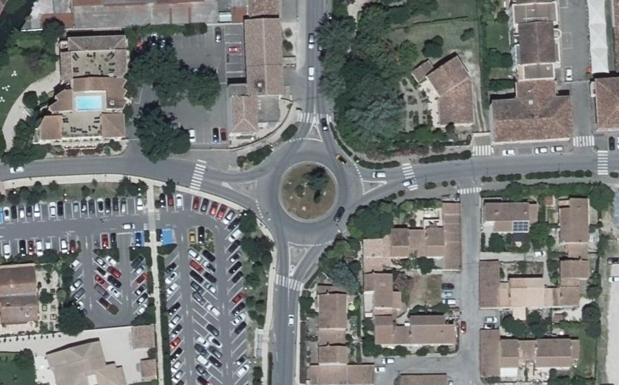 Vue aérienne du Rond-point anonyme n°188074797