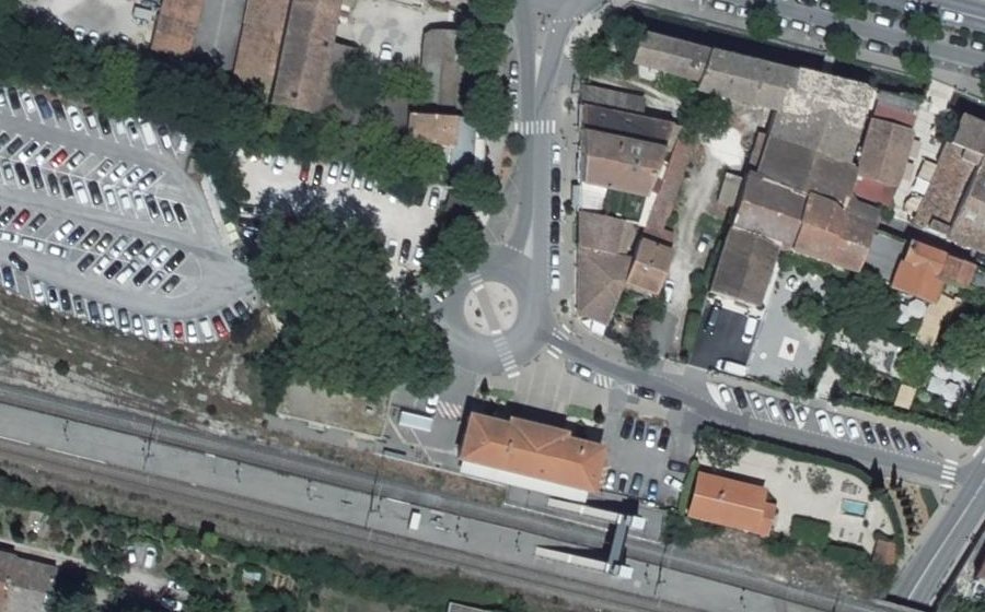 Vue aérienne du Rond-point anonyme n°188077173
