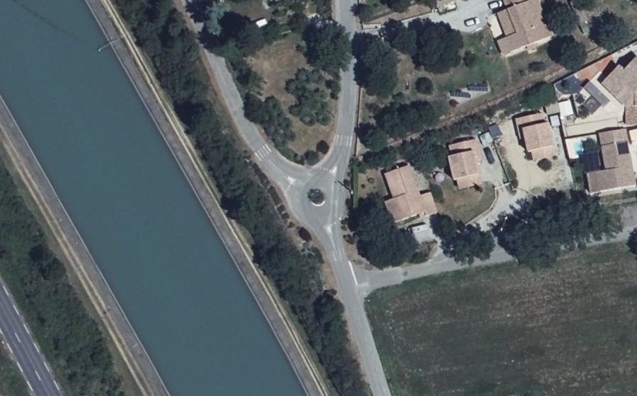 Vue aérienne du Rond-point anonyme n°188082892
