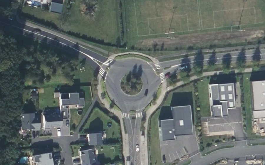 Vue aérienne du Rond-point anonyme n°188083547