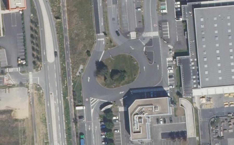 Vue aérienne du Rond-point anonyme n°188123466