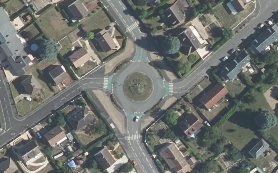 Vue aérienne du Rond-point anonyme n°188130352