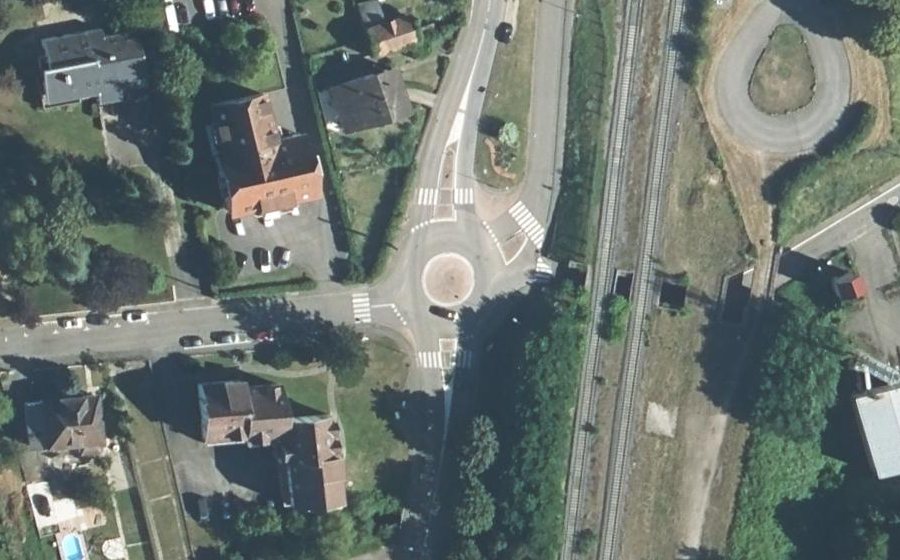 Vue aérienne du Rond-point anonyme n°188132392