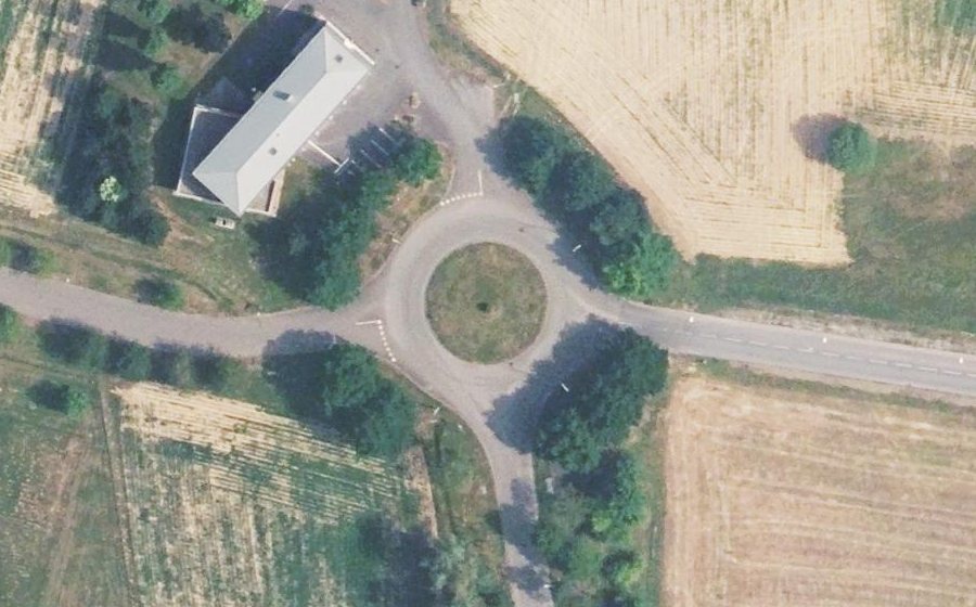 Vue aérienne du Rond-point anonyme n°188132673