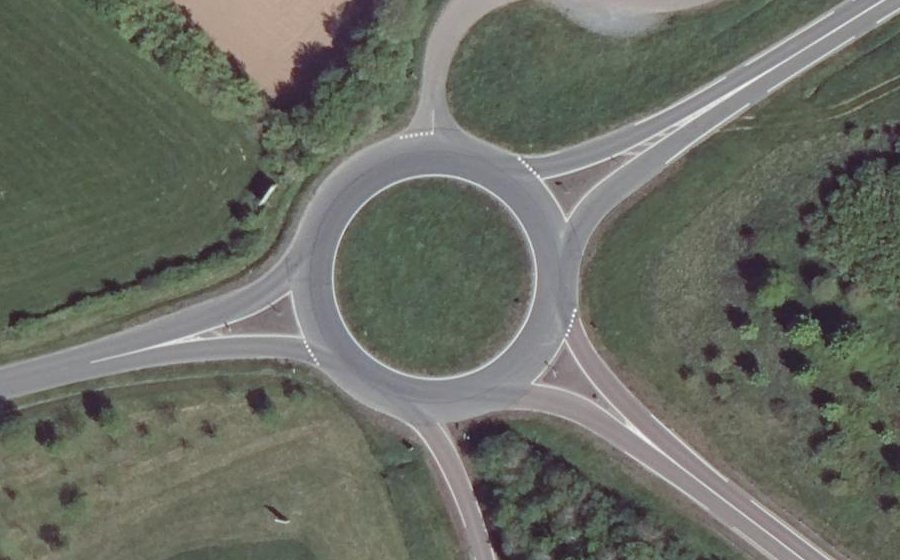 Vue aérienne du Rond-point anonyme n°188134388