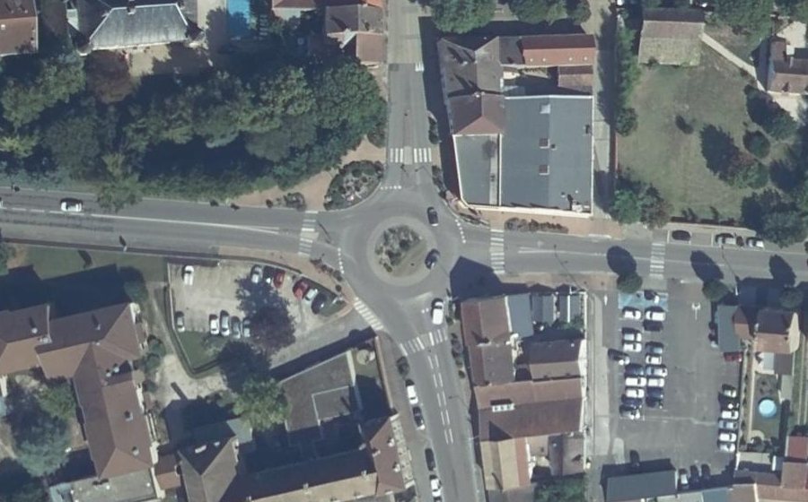 Vue aérienne du Rond-point anonyme n°188134390
