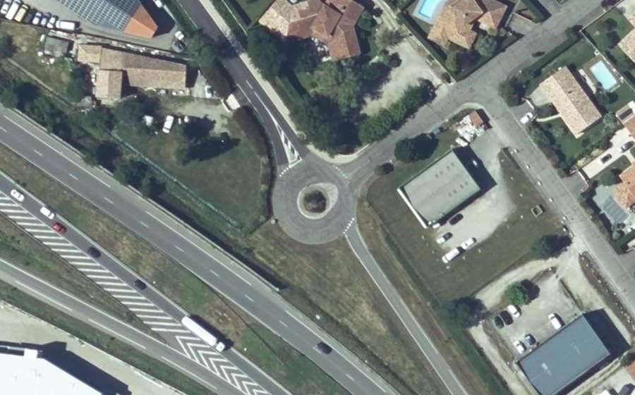 Vue aérienne du Rond-point anonyme n°188134392