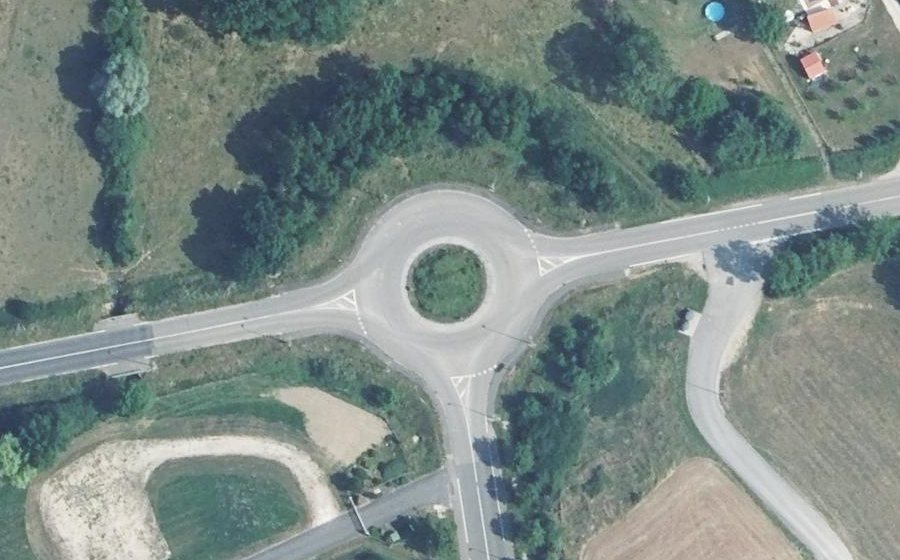 Vue aérienne du Rond-point anonyme n°188134393