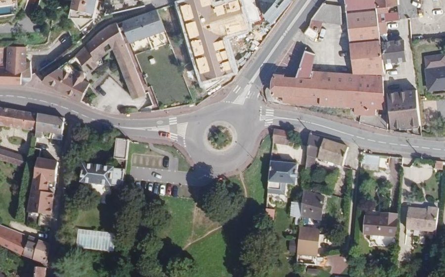 Vue aérienne du Rond-point anonyme n°188134396
