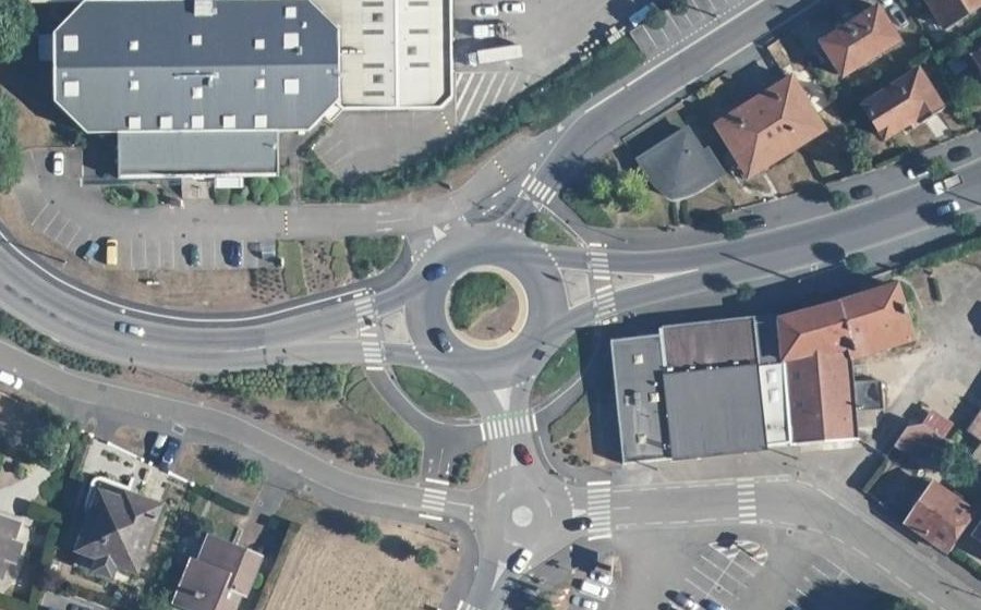 Vue aérienne du Rond-point anonyme n°188134397