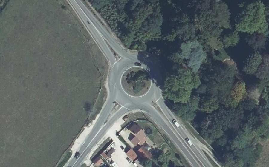 Vue aérienne du Rond-point anonyme n°188134398