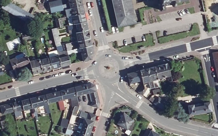Vue aérienne du Rond-point anonyme n°188134399