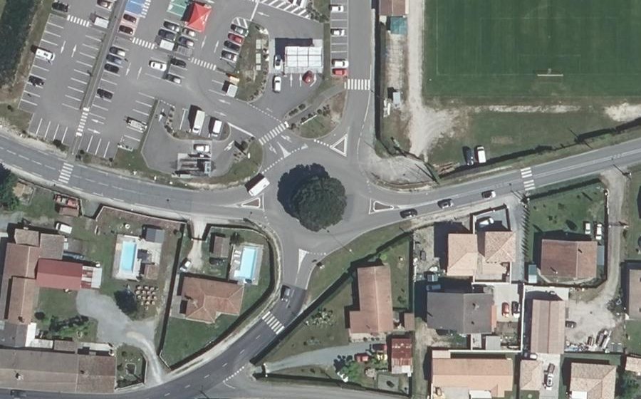 Vue aérienne du Rond-point anonyme n°188134401