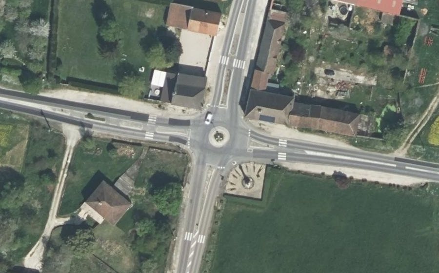 Vue aérienne du Rond-point anonyme n°188134402
